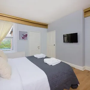 Ideal Abode Abbots 4 En-suite Holiday home